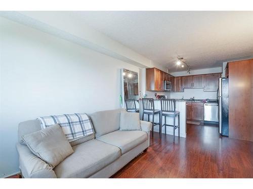 16-2104 17 Street Sw, Calgary, AB - Indoor Photo Showing Living Room