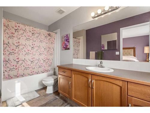 149 Everhollow Heights Sw, Calgary, AB - Indoor Photo Showing Bathroom