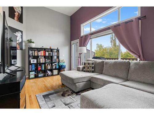 149 Everhollow Heights Sw, Calgary, AB - Indoor Photo Showing Living Room