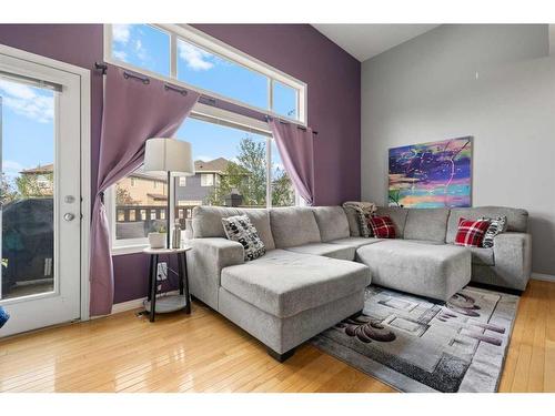 149 Everhollow Heights Sw, Calgary, AB - Indoor Photo Showing Living Room