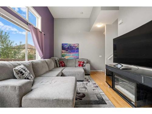 149 Everhollow Heights Sw, Calgary, AB - Indoor Photo Showing Living Room