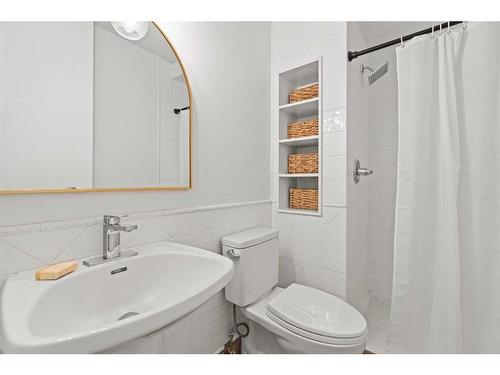 112 Oakcliffe Place Sw, Calgary, AB - Indoor Photo Showing Bathroom