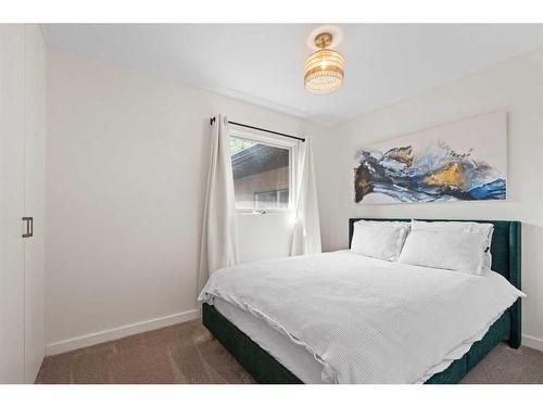 112 Oakcliffe Place Sw, Calgary, AB - Indoor Photo Showing Bedroom