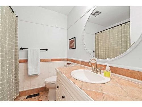 112 Oakcliffe Place Sw, Calgary, AB - Indoor Photo Showing Bathroom