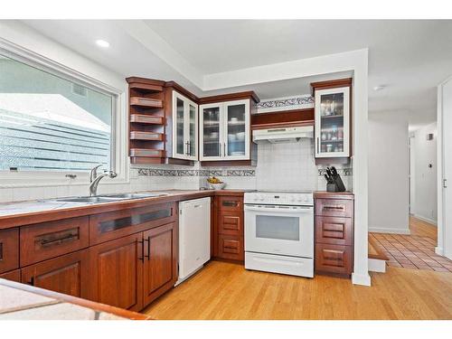 112 Oakcliffe Place Sw, Calgary, AB - Indoor Photo Showing Kitchen With Double Sink