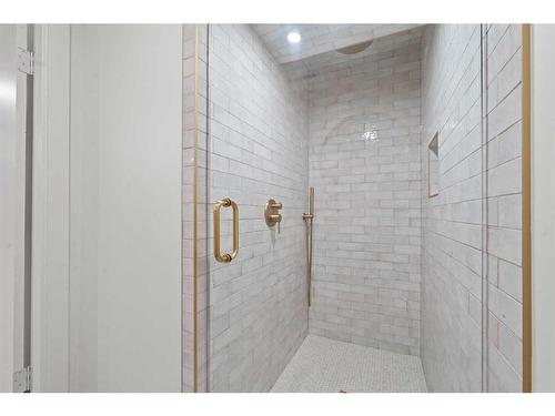 112 Oakcliffe Place Sw, Calgary, AB - Indoor Photo Showing Bathroom