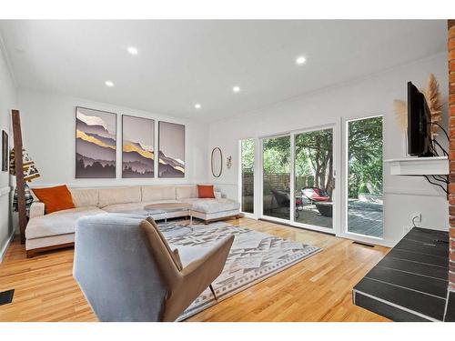 112 Oakcliffe Place Sw, Calgary, AB - Indoor Photo Showing Living Room