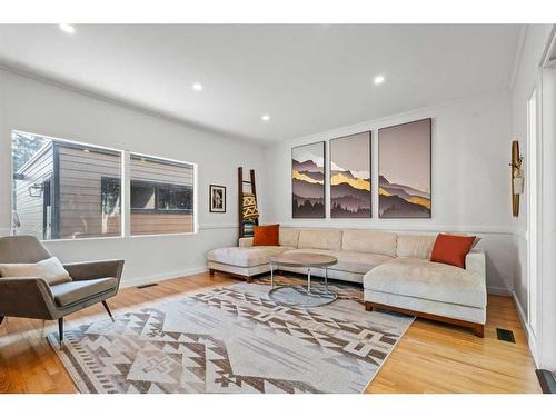 112 Oakcliffe Place Sw, Calgary, AB - Indoor Photo Showing Living Room