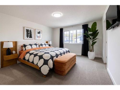 35 Saddlebred Place, Cochrane, AB - Indoor Photo Showing Bedroom