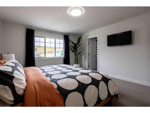 35 Saddlebred Place, Cochrane, AB - Indoor Photo Showing Bedroom