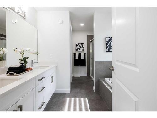 35 Saddlebred Place, Cochrane, AB - Indoor Photo Showing Bathroom