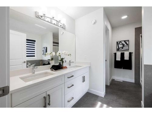 35 Saddlebred Place, Cochrane, AB - Indoor Photo Showing Bathroom