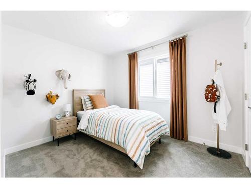 35 Saddlebred Place, Cochrane, AB - Indoor Photo Showing Bedroom