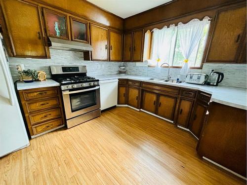 206 11A Street Ne, Calgary, AB - Indoor Photo Showing Kitchen