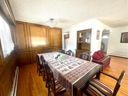 206 11A Street Ne, Calgary, AB - Indoor Photo Showing Dining Room