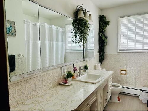 206 11A Street Ne, Calgary, AB - Indoor Photo Showing Bathroom