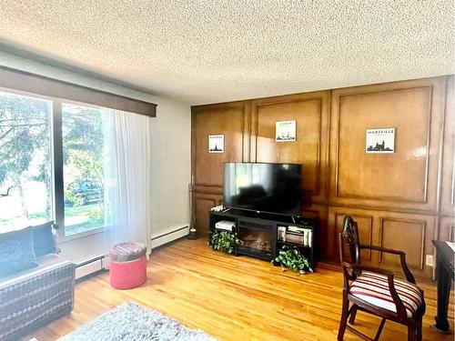 206 11A Street Ne, Calgary, AB - Indoor Photo Showing Living Room