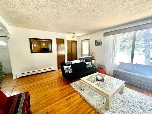 206 11A Street Ne, Calgary, AB - Indoor Photo Showing Living Room