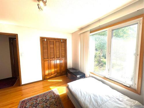 206 11A Street Ne, Calgary, AB - Indoor Photo Showing Bedroom