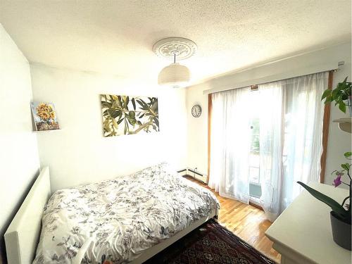 206 11A Street Ne, Calgary, AB - Indoor Photo Showing Bedroom