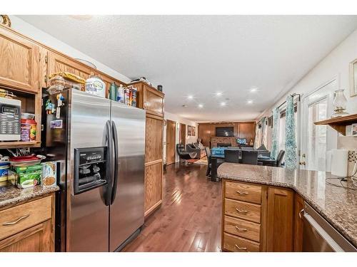 2538 Catalina Boulevard Ne, Calgary, AB - Indoor Photo Showing Kitchen