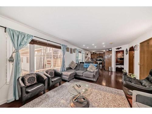 2538 Catalina Boulevard Ne, Calgary, AB - Indoor Photo Showing Living Room