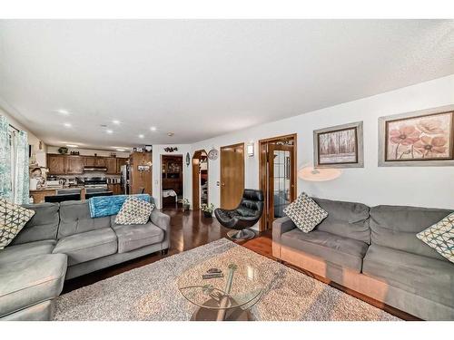 2538 Catalina Boulevard Ne, Calgary, AB - Indoor Photo Showing Living Room