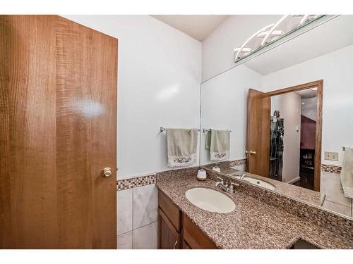 2538 Catalina Boulevard Ne, Calgary, AB - Indoor Photo Showing Bathroom