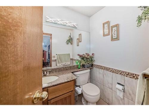 2538 Catalina Boulevard Ne, Calgary, AB - Indoor Photo Showing Bathroom