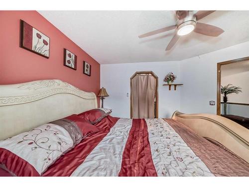 2538 Catalina Boulevard Ne, Calgary, AB - Indoor Photo Showing Bedroom