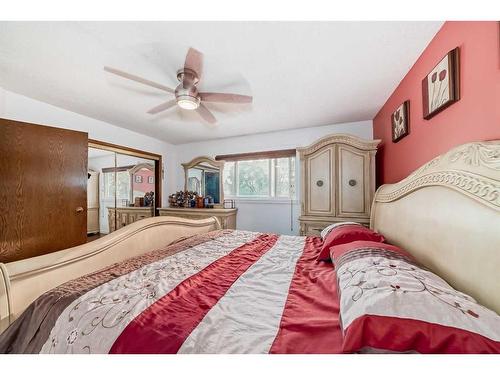 2538 Catalina Boulevard Ne, Calgary, AB - Indoor Photo Showing Bedroom