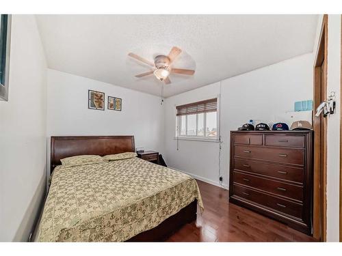 2538 Catalina Boulevard Ne, Calgary, AB - Indoor Photo Showing Bedroom