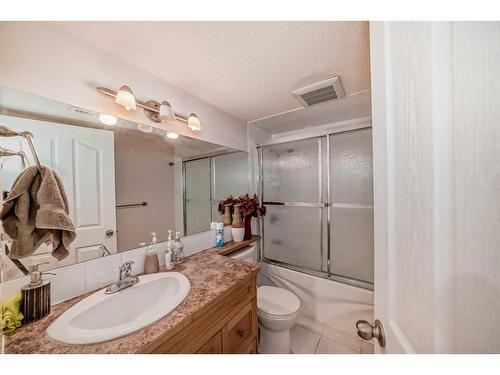 2538 Catalina Boulevard Ne, Calgary, AB - Indoor Photo Showing Bathroom