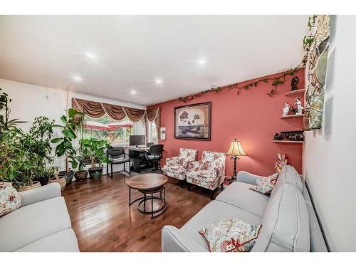 2538 Catalina Boulevard Ne, Calgary, AB - Indoor Photo Showing Living Room