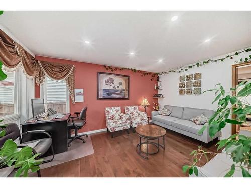 2538 Catalina Boulevard Ne, Calgary, AB - Indoor Photo Showing Living Room