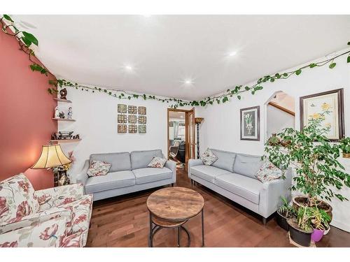 2538 Catalina Boulevard Ne, Calgary, AB - Indoor Photo Showing Living Room