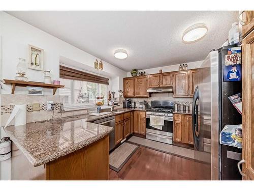 2538 Catalina Boulevard Ne, Calgary, AB - Indoor Photo Showing Kitchen