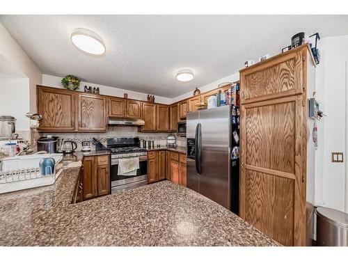 2538 Catalina Boulevard Ne, Calgary, AB - Indoor Photo Showing Kitchen