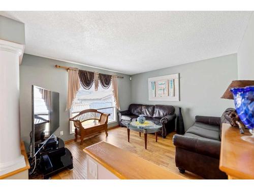 39 Somerside Common Sw, Calgary, AB - Indoor Photo Showing Living Room