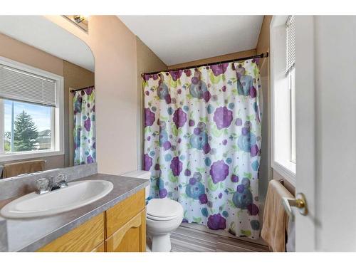 39 Somerside Common Sw, Calgary, AB - Indoor Photo Showing Bathroom