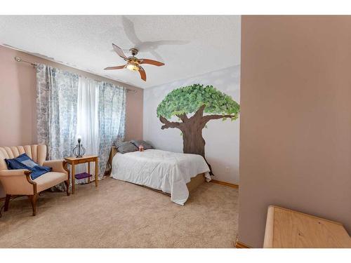 39 Somerside Common Sw, Calgary, AB - Indoor Photo Showing Bedroom