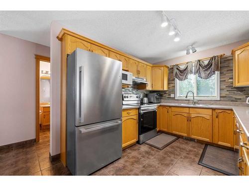 39 Somerside Common Sw, Calgary, AB - Indoor Photo Showing Kitchen