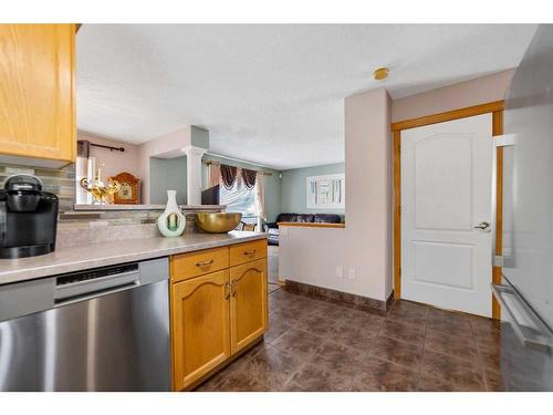 39 Somerside Common Sw, Calgary, AB - Indoor Photo Showing Kitchen