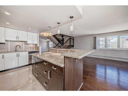 601-1033 15 Avenue Sw, Calgary, AB - Indoor Photo Showing Kitchen With Upgraded Kitchen