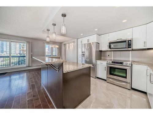 601-1033 15 Avenue Sw, Calgary, AB - Indoor Photo Showing Kitchen With Stainless Steel Kitchen With Upgraded Kitchen