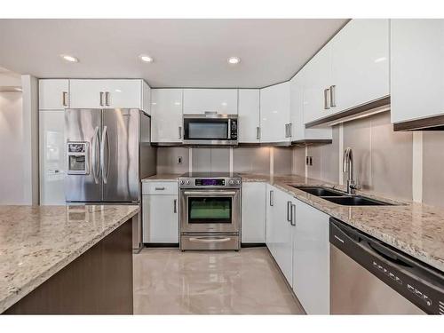 601-1033 15 Avenue Sw, Calgary, AB - Indoor Photo Showing Kitchen With Stainless Steel Kitchen With Double Sink With Upgraded Kitchen