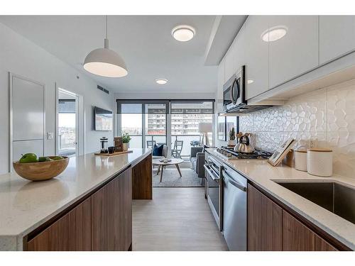 710-327 9A Street Nw, Calgary, AB - Indoor Photo Showing Kitchen With Upgraded Kitchen