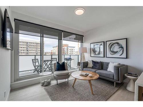 710-327 9A Street Nw, Calgary, AB - Indoor Photo Showing Living Room