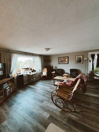 207 9 Avenue Ne, Sundre, AB - Indoor Photo Showing Living Room