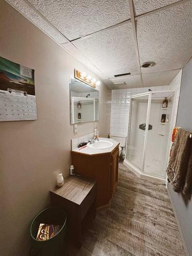 207 9 Avenue Ne, Sundre, AB - Indoor Photo Showing Bathroom